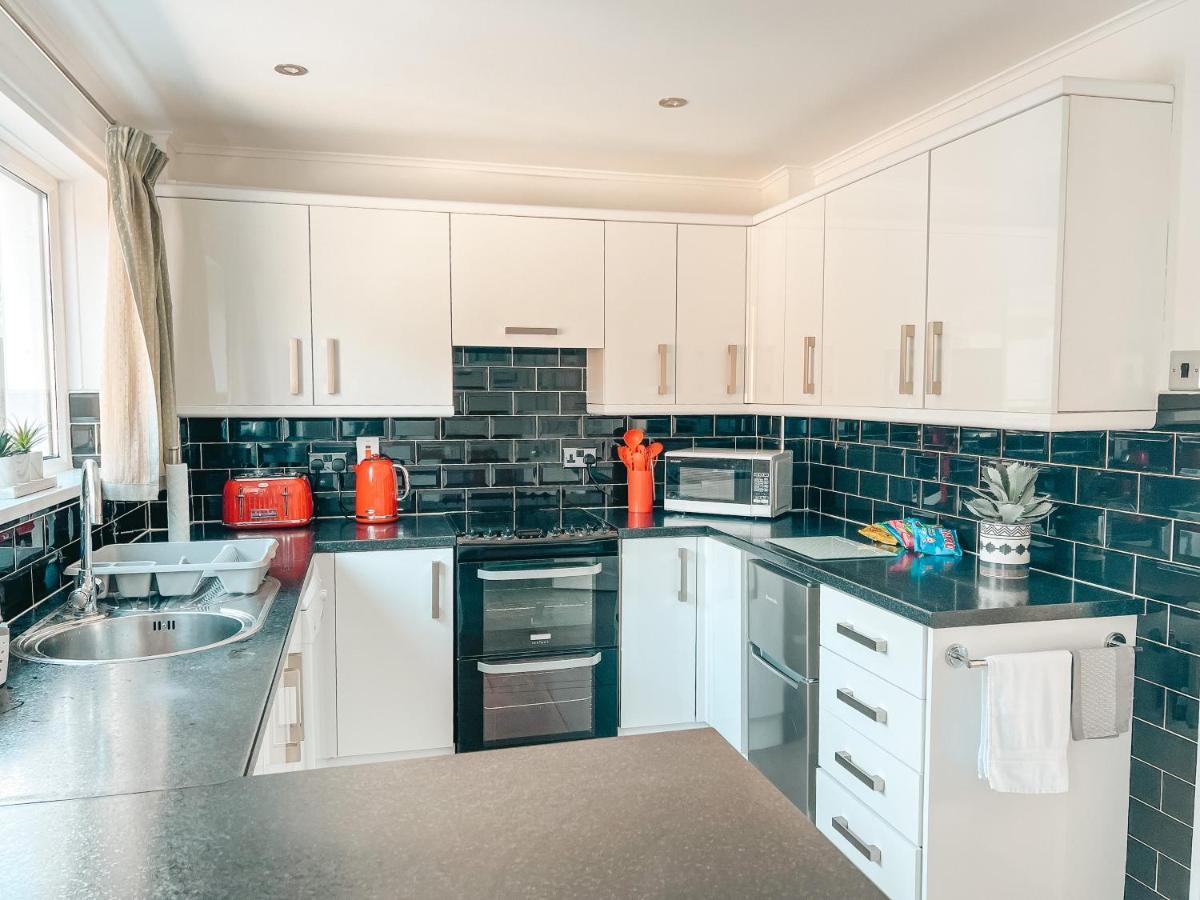 Staybynumbers - Spacious Three Bed House Royal Hillsborough Zewnętrze zdjęcie