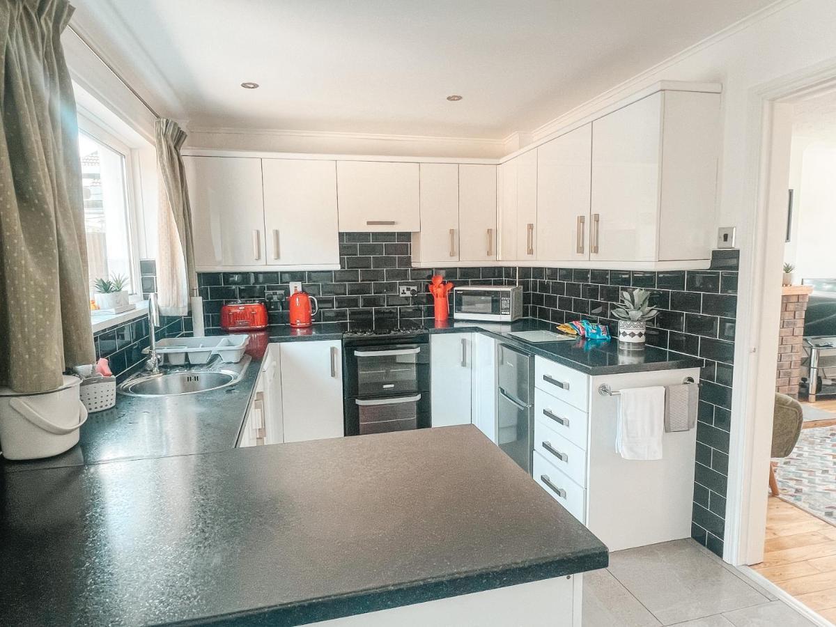 Staybynumbers - Spacious Three Bed House Royal Hillsborough Zewnętrze zdjęcie