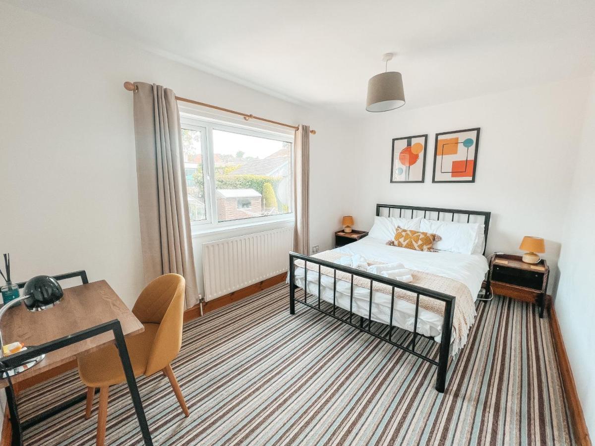 Staybynumbers - Spacious Three Bed House Royal Hillsborough Zewnętrze zdjęcie
