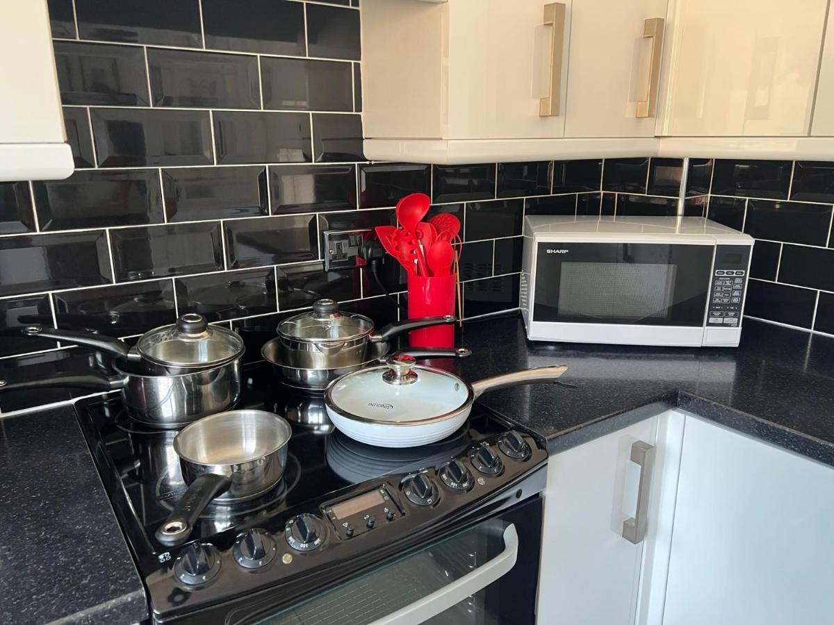Staybynumbers - Spacious Three Bed House Royal Hillsborough Zewnętrze zdjęcie