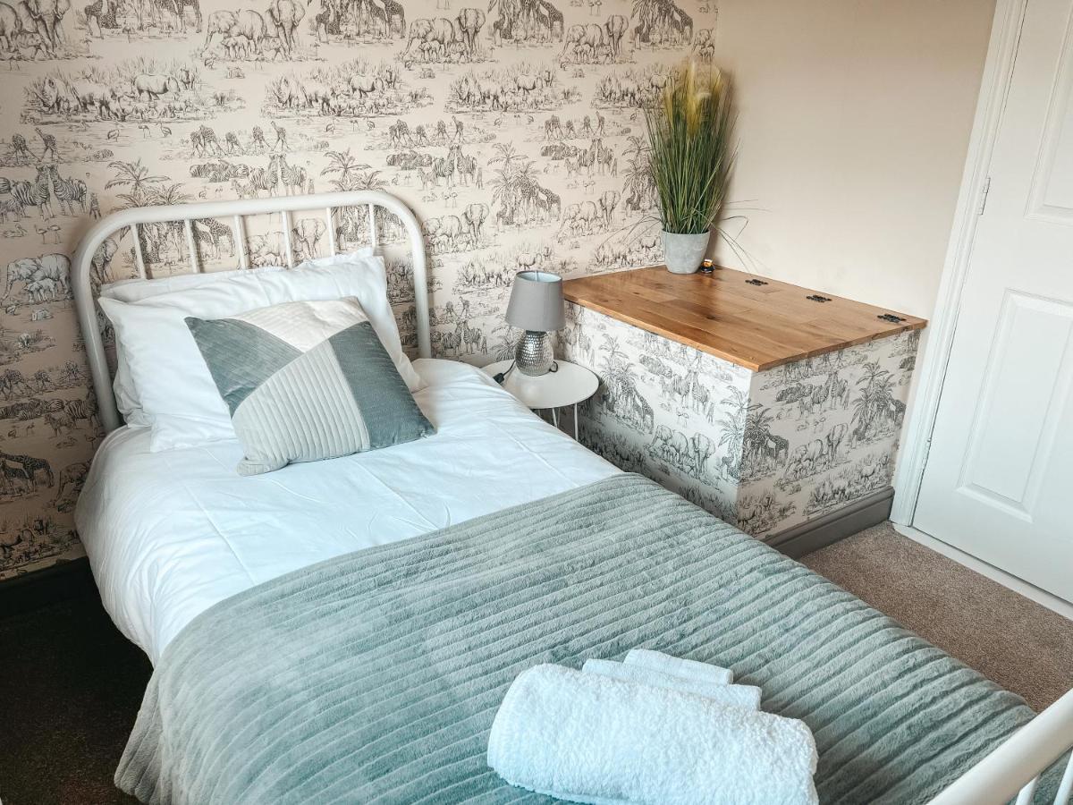 Staybynumbers - Spacious Three Bed House Royal Hillsborough Zewnętrze zdjęcie