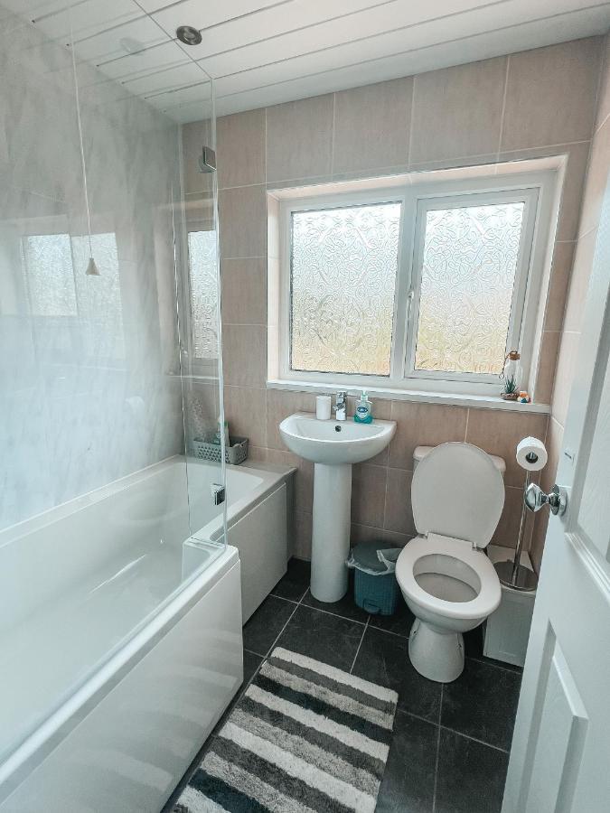 Staybynumbers - Spacious Three Bed House Royal Hillsborough Zewnętrze zdjęcie