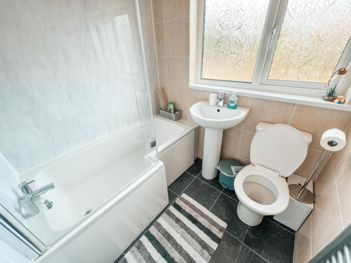 Staybynumbers - Spacious Three Bed House Royal Hillsborough Zewnętrze zdjęcie