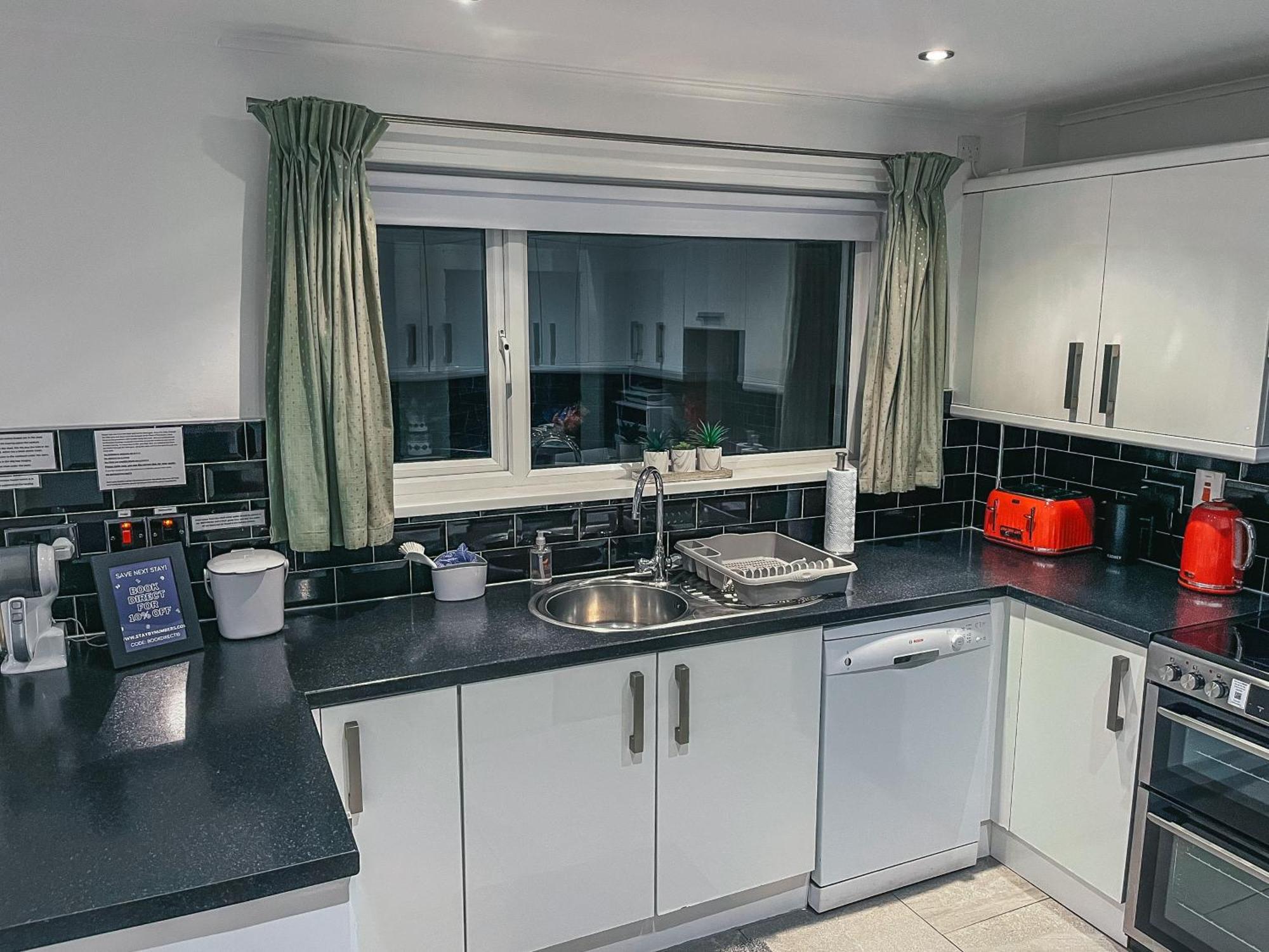 Staybynumbers - Spacious Three Bed House Royal Hillsborough Zewnętrze zdjęcie